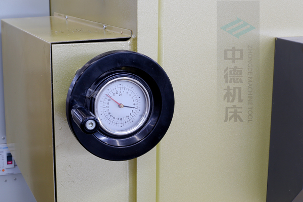 ZDG-632刀片間隙調(diào)節(jié)裝置，設(shè)置在機(jī)架前面，并有刻度顯示，調(diào)節(jié)方便.jpg