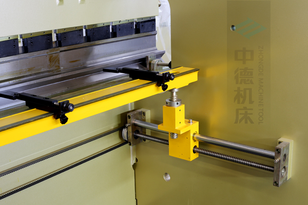 ZDP-10032高精度x軸結(jié)構(gòu)，采用滾珠絲桿，精度高無游隙，淬火高強(qiáng)度擋指，并有倒三角鎖卡裝置不掉落.jpg