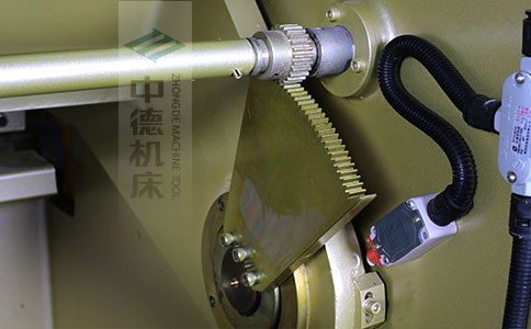 ZDS-840采用高精度刀片間隙調(diào)節(jié)齒輪，經(jīng)過淬火高硬度又耐磨，表面鍍鋅不生銹，長年累月使用依然有很高的調(diào)節(jié)精度.jpg