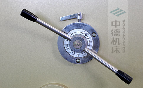 ZDS-840剪板機(jī)刀片間隙手動調(diào)節(jié)器，刻度清淅，調(diào)節(jié)省力又簡便.jpg